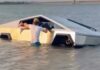 影/故意開特斯拉Cybertruck衝進湖裡慘進水 德州男稱為「涉水模式」結果失去動力!遭警逮捕