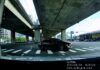 影/賓士「環中路狂轉兩圈」再闖紅燈!駕駛自PO車內視角 網友酸:甩不起來還硬要