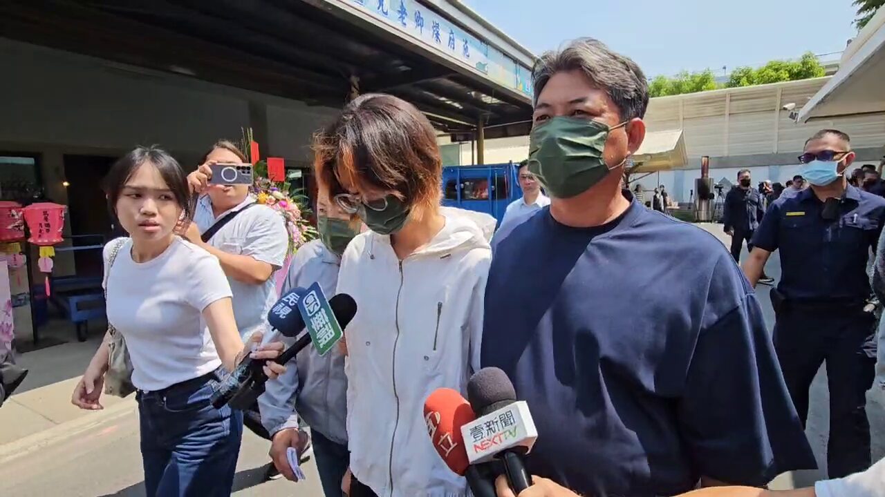 ▲女大生牽緊父母赴靈堂道歉（圖／記者王俊勝 翻攝）