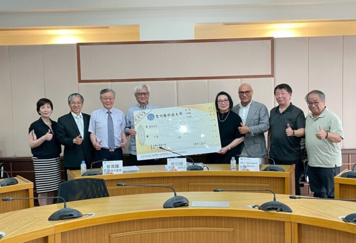 圖一上海聖約翰大學校友已故香港達思航空行政總裁歐德強之子女代表家族慷慨捐-1024x701-1