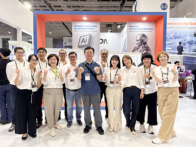 連訊通信團隊於 COMPUTEX 2026 展場合影,總經理王志民(前排中)與全體參展同仁在攤位 K0616 前留念,展現公司於 AI 高速互連領域的深厚陣容與團隊向心力。 連訊通信團隊於 COMPUTEX 2026 展場合影,總經理王志民(前排中)與全體參展同仁在攤位 K0616 前留念,展現公司於 AI 高速互連領域的深厚陣容與團隊向心力。