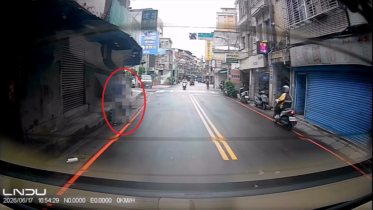 影/街頭賞巴掌原因曝光!國中女兒翹課找男友約會 老爸當場抓包理智斷線動手