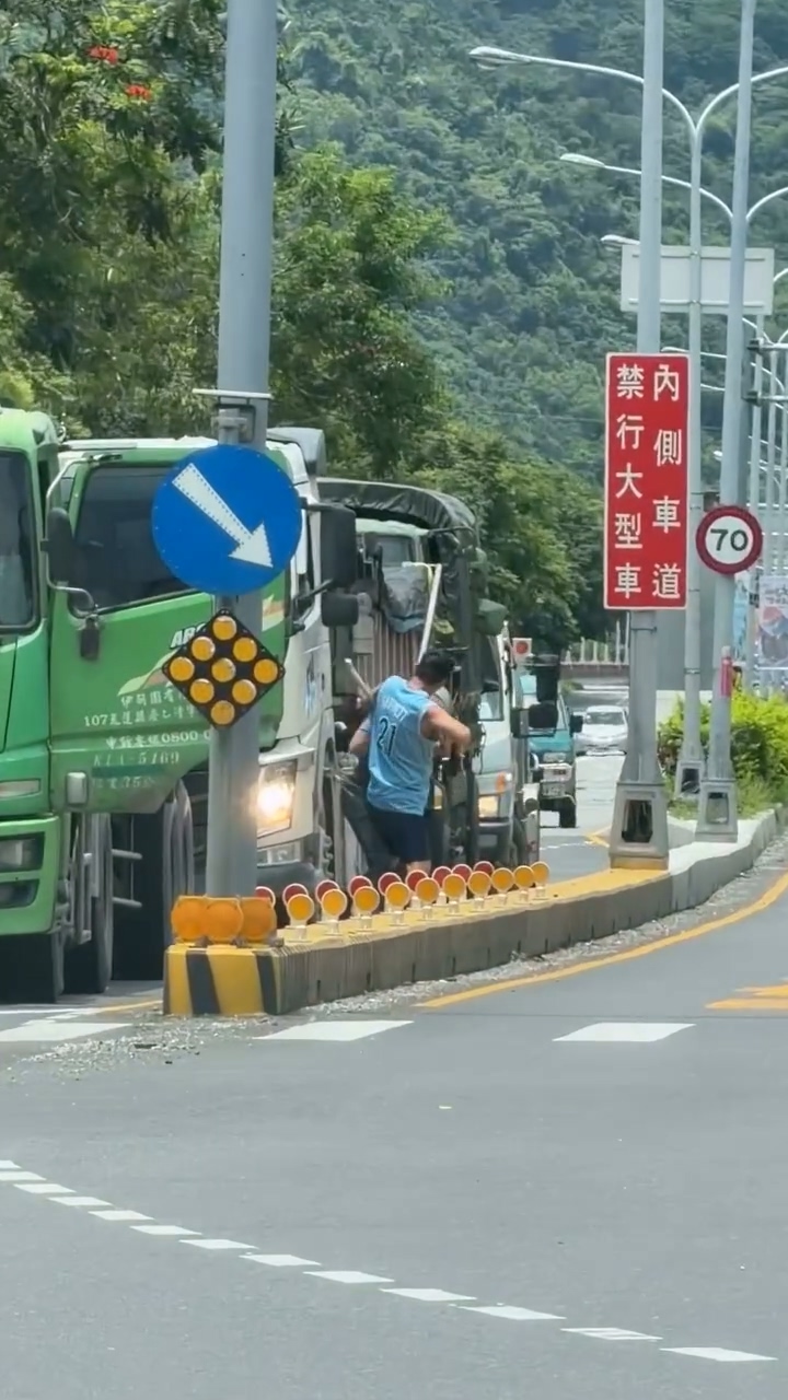 影／花蓮台9線疑行車糾紛！「鐮刀 vs 超大扳手」2駕駛當街叫囂　網友：後面軍卡應該看傻眼