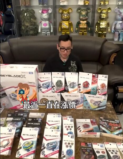 蹦闆迷上玩戰鬥陀螺。(圖/翻攝蹦闆IG)