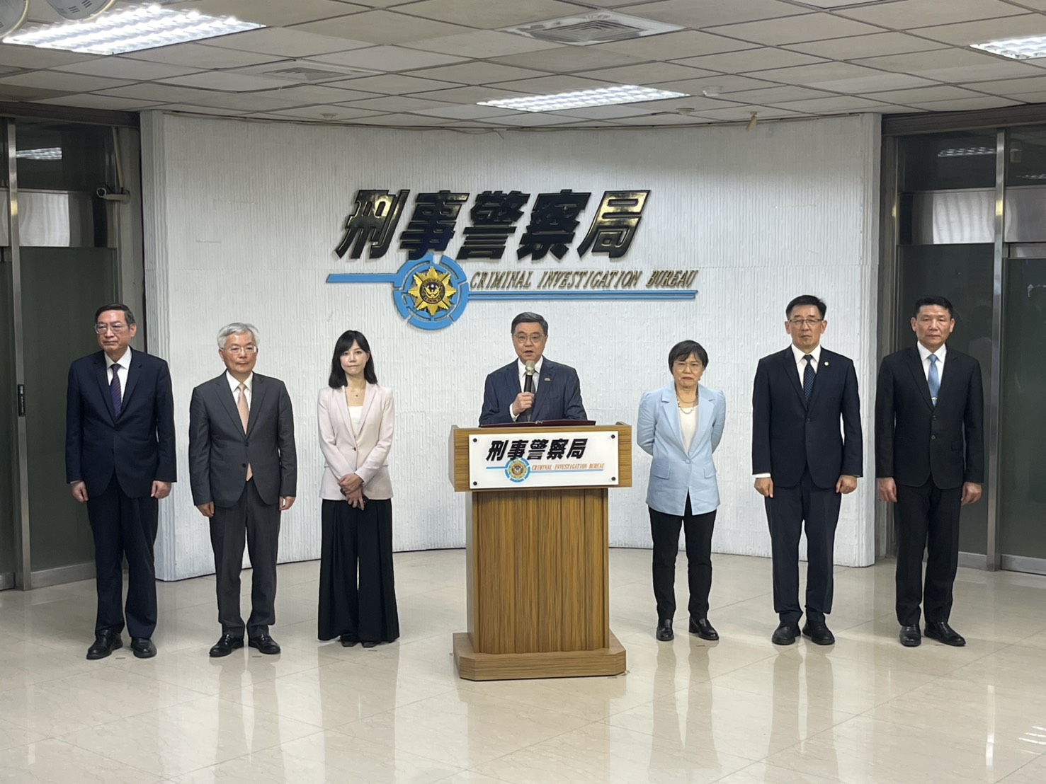 行政院長卓榮泰視察刑事局打詐成果 「淨流專案」查扣不法利得逾1.1億元