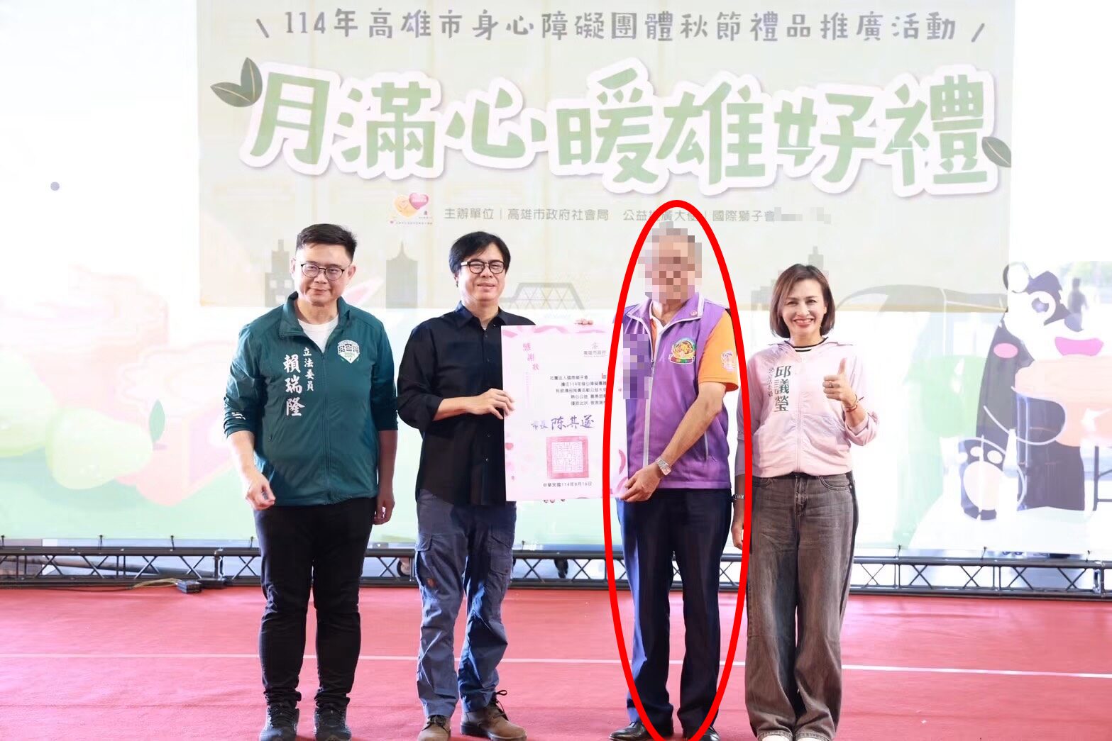 李男酒駕後遭到民眾起底，他竟是國際獅子會的總監，深入一查發現他曾在去年，從高雄市長陳其邁手中接過感謝狀。