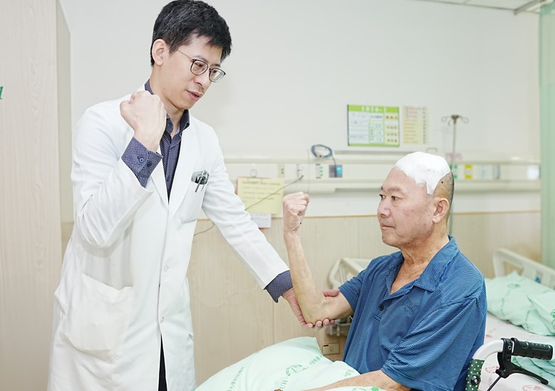圖三、中醫大附醫神經外科許瑋麟醫師(左)團隊採清醒開顱手術精準切除腫瘤,術後李先生(右)右側肢體無力明顯改善,順利出院返家。
