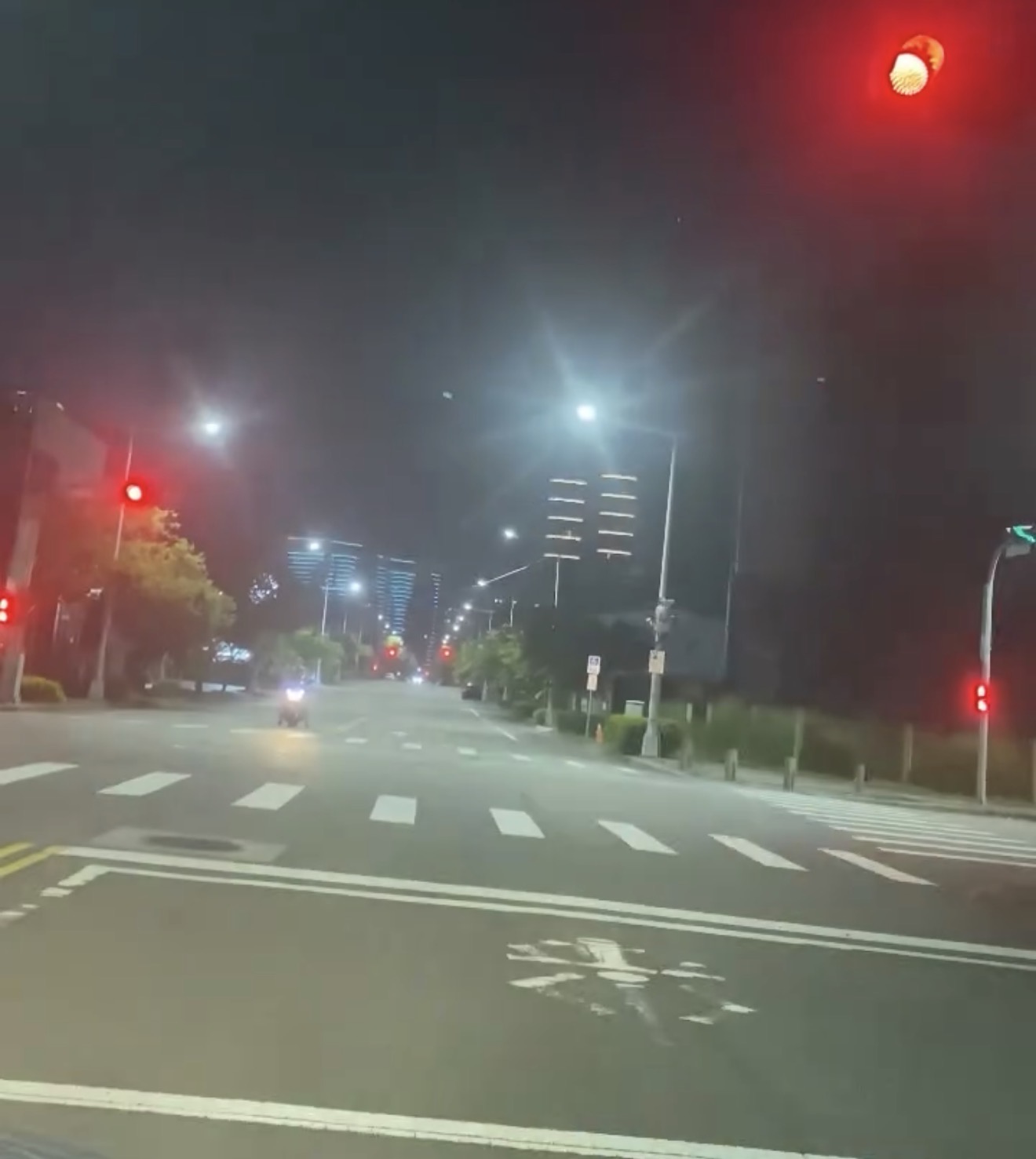 畫面曝光／北屯路燈深夜狂閃引關注　台電現勘：供電正常非台電原因
