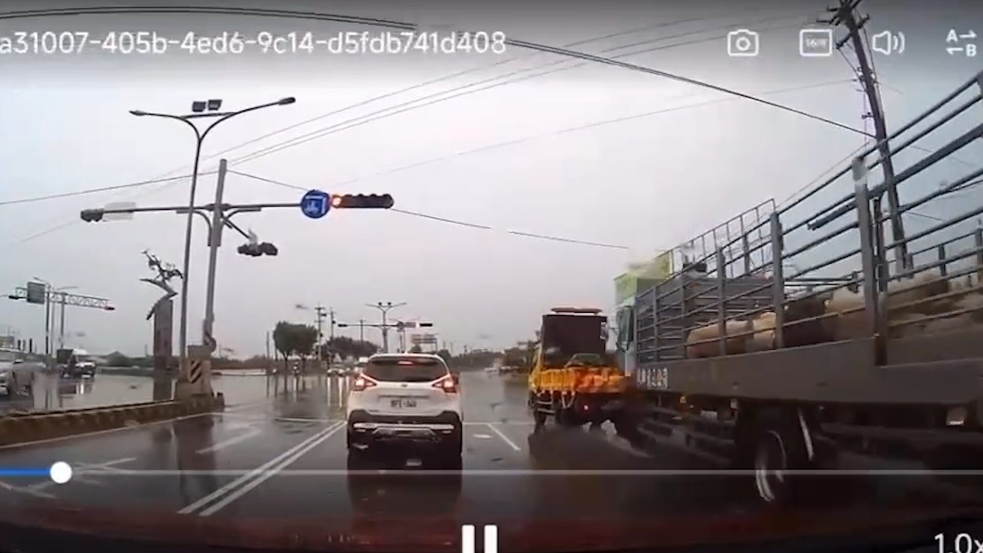 ▲▼運豬車雨天失控!連撞工程車、機車 騎士遭輾當場身亡(圖/記者王俊勝 翻攝)1