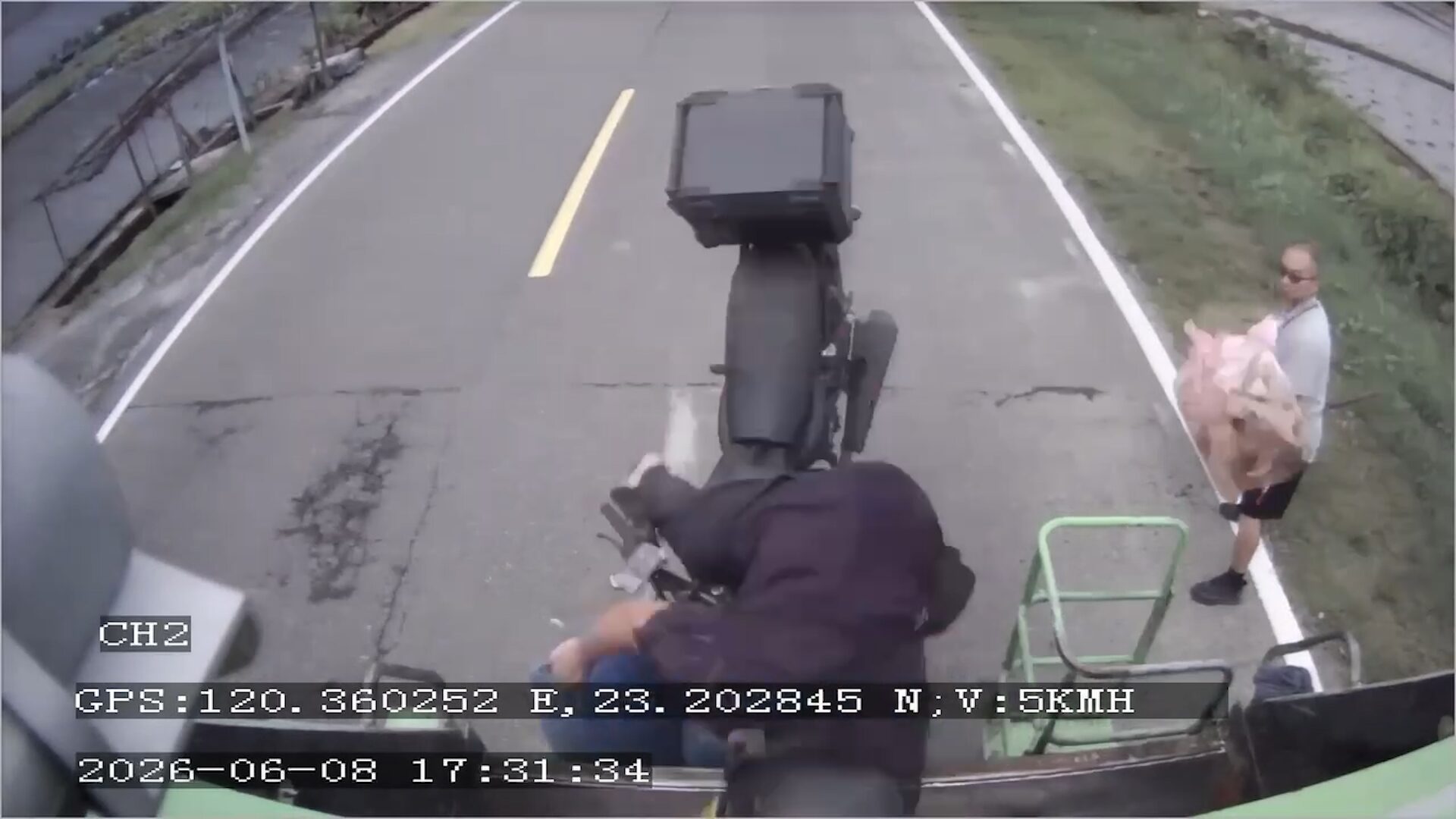 ▲台南騎士追撞垃圾車！人噴進後斗裡...阿伯嚇傻 驚悚畫面曝（圖／翻攝自記者爆料網 LINE社群）