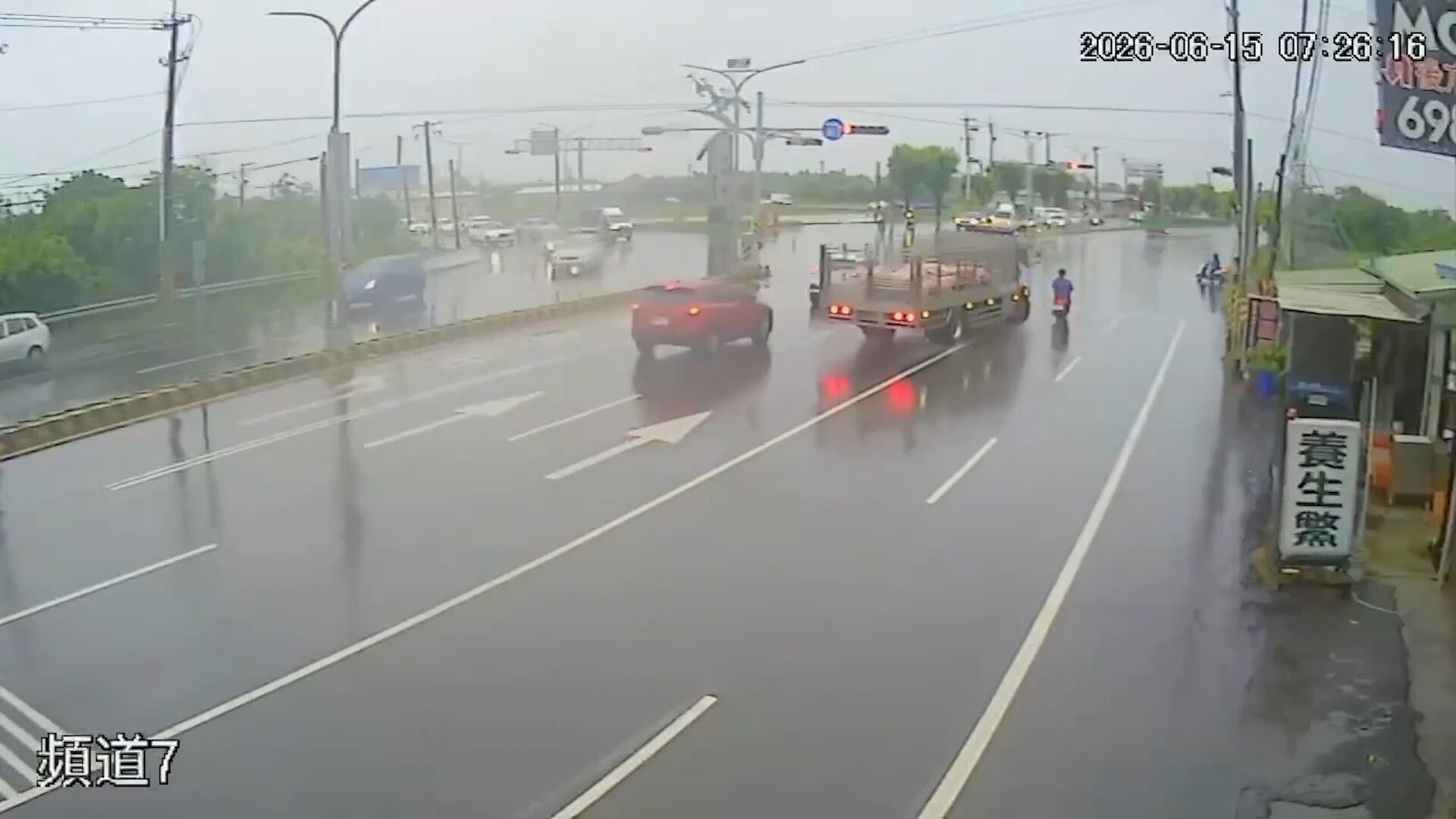 ▲▼運豬車雨天失控!連撞工程車、機車 騎士遭輾當場身亡(圖/記者王俊勝 翻攝)2