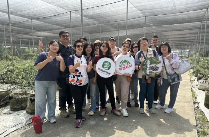 農村水保署台中分署跟後龍鎮農會聯手舉辦「一日後龍深度小旅行」，通路商「聖德科斯」的店長及主管進行一場藍莓小旅行。(圖/記者林均和攝)