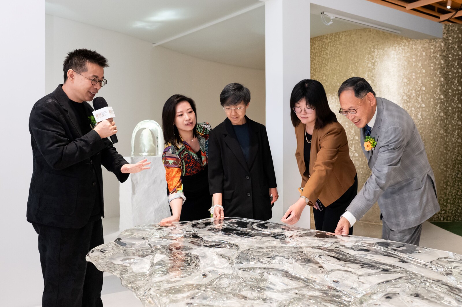 開幕儀式後,主禮嘉賓進入「銀河藝萃」觀展,並細心聆聽鉑晶藝術家吳代傑解說。