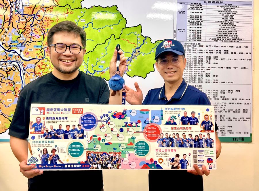 農村水保署台中分署分署長陳榮俊跟科長張照宏說明「國產藍莓大聯盟」LINE@的內容及小旅行主題。(圖/農村水保署台中分署)