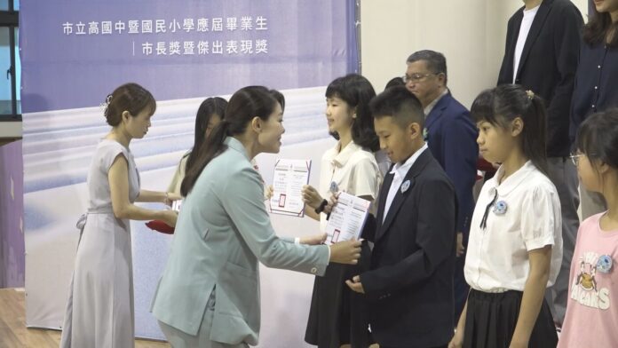 國小市長獎頒獎典禮 六年努力學習的肯定