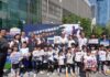 世足迷快衝捷運站!台中「巨型綠草皮足門」亮相 拍宣戰照再抽官方限定周邊