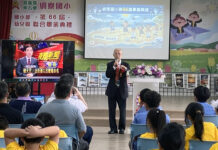 網寮國小畢典邀退休大使 呂慶龍分享駐外趣事