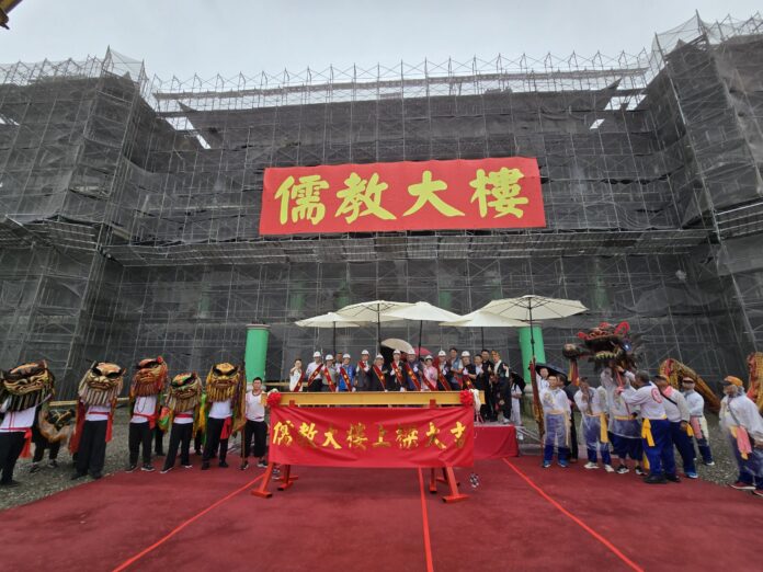 ▲廣懿宮「儒教大樓」與「萬壽佛邸」二棟建物舉行上樑典禮。