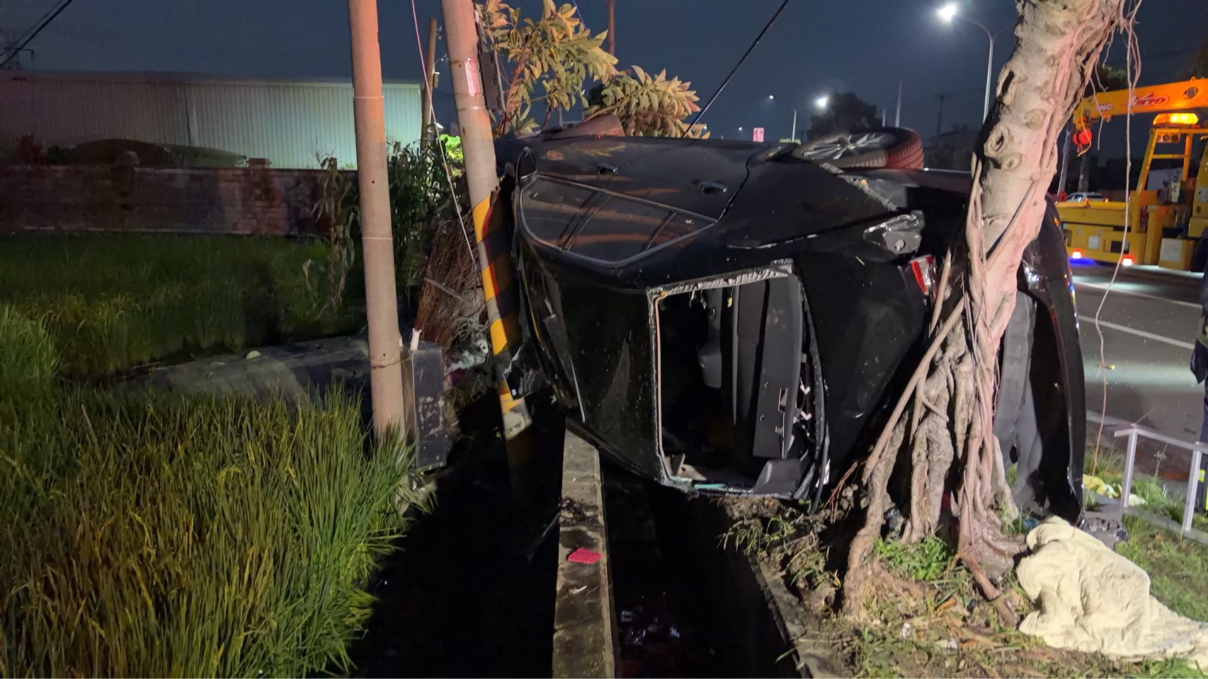 台中嚴重車禍!自小客失控撞路樹 3人命危1人搶救不治。記者王俊勝翻攝