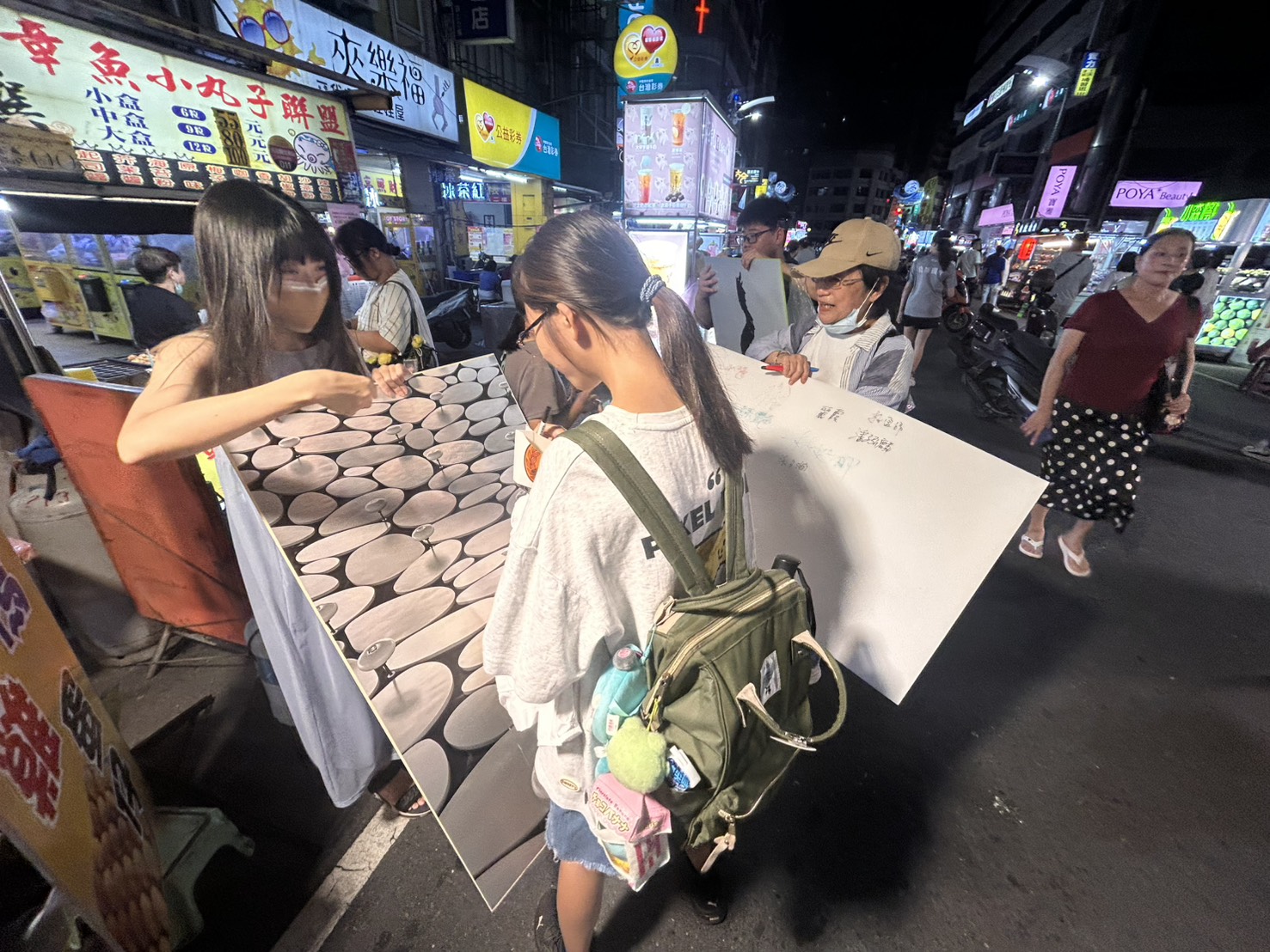 高雄空大攜手27位攝影家進駐六合夜市 《走拍台灣-看見愛》快閃展吸引國際旅客駐足