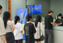 ▲夏季飲品柳丁系列新品上市，門市湧現排隊購買人潮。