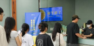 ▲夏季飲品柳丁系列新品上市，門市湧現排隊購買人潮。
