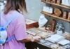影/一中商圈飾品店遭竊!男掩護女塞袋偷銀戒手鍊 店家怒PO監視器影片揭手法