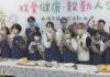 推廣均衡飲食 高虹安攜手長輩包健康粽