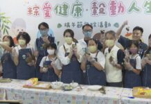 推廣均衡飲食 高虹安攜手長輩包健康粽