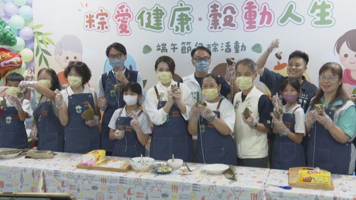 推廣均衡飲食 高虹安攜手長輩包健康粽