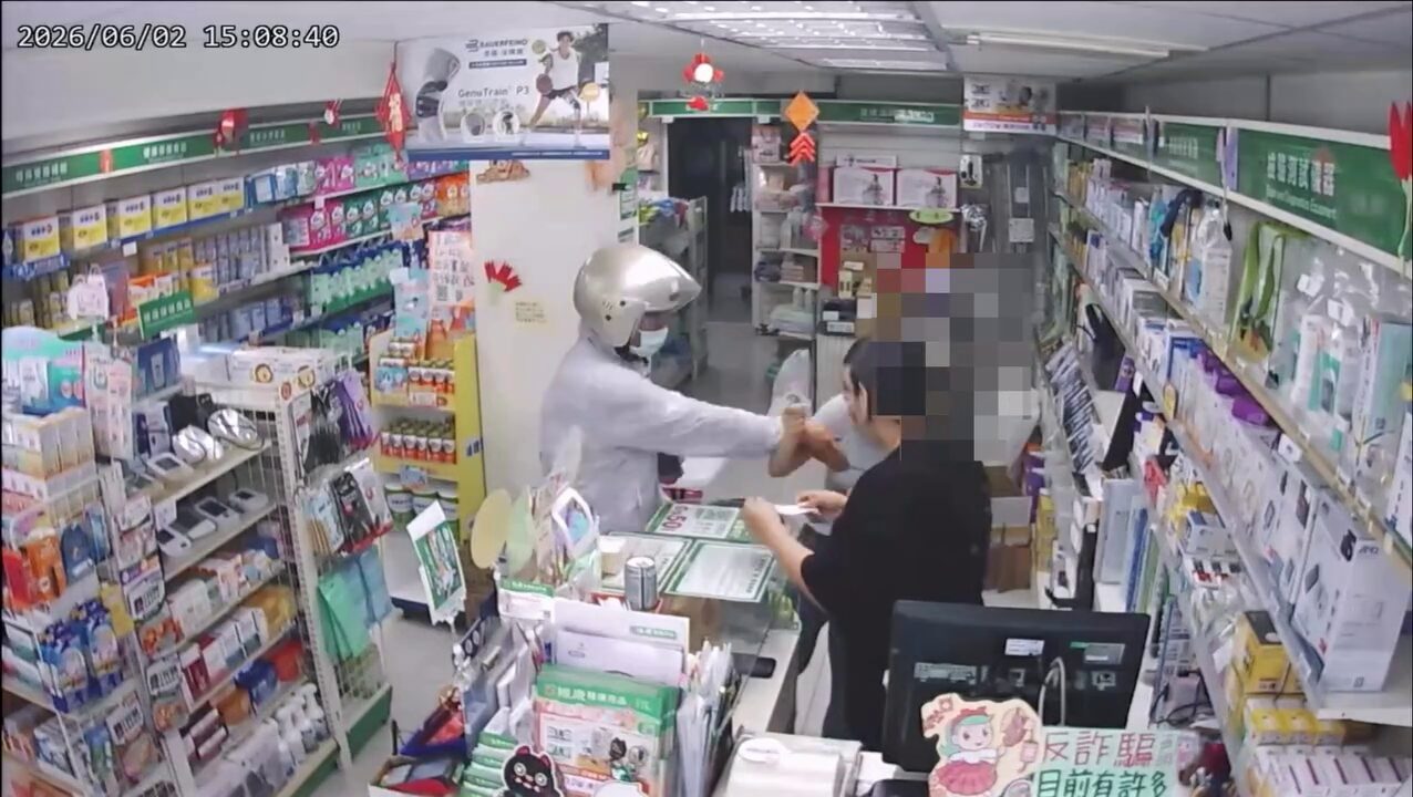 ▲結帳竟伸狼爪!高雄色伯趁「找錢時」襲胸 監視器畫面曝(圖/記者王俊勝 翻攝)