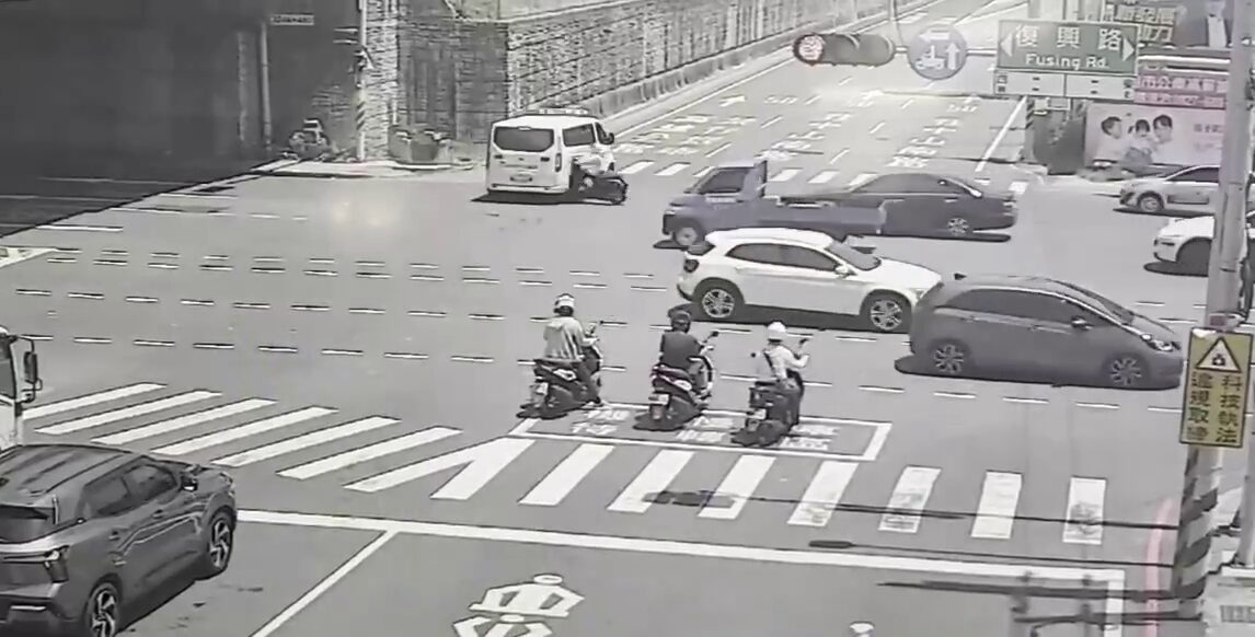 ▲救護車左轉碰撞！22歲女騎士猛撞骨折送醫 後方機車再連環撞（圖／記者王俊勝 翻攝）