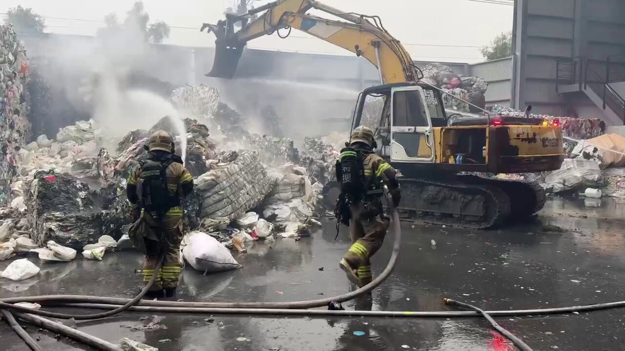 ▲台南仁德回收場大火!惡火狂燒易燃物 消防射水搶救(圖/記者王俊勝 翻攝,下同)3