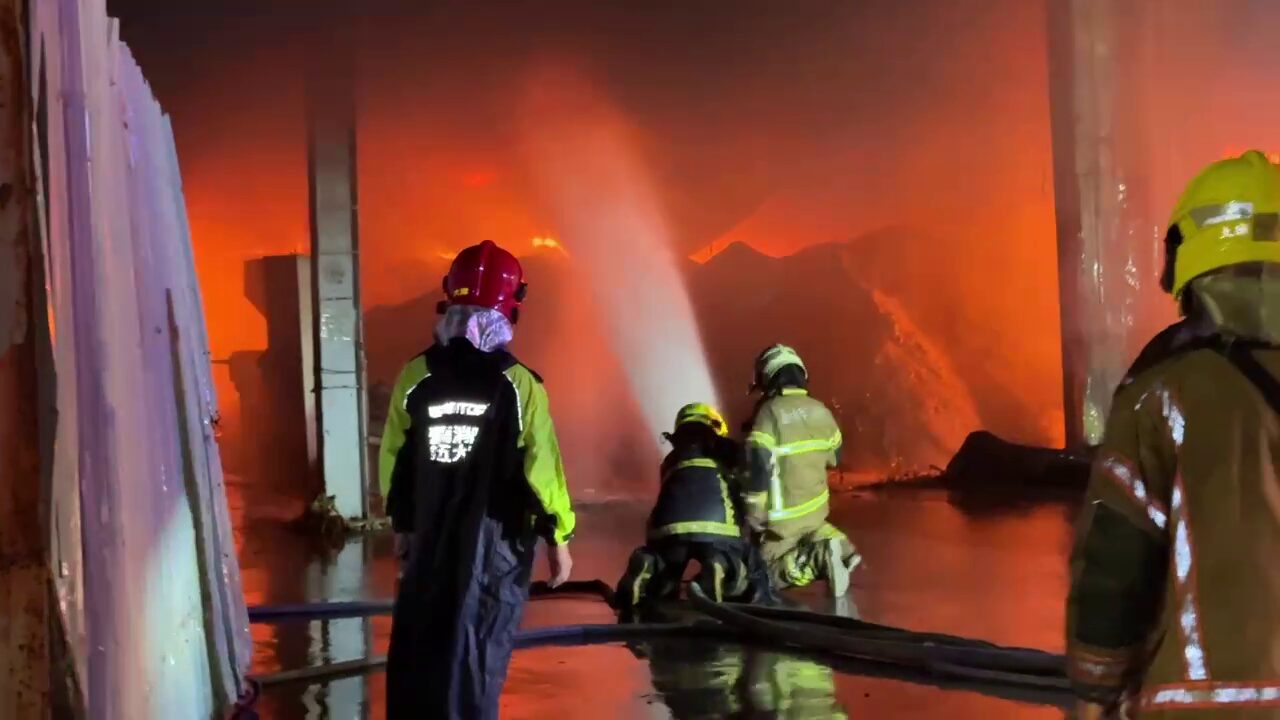 ▲台南仁德塑膠原料廠大火!全面燃燒陷火海 道路狹窄搶救不易(圖/記者王俊勝 翻攝)