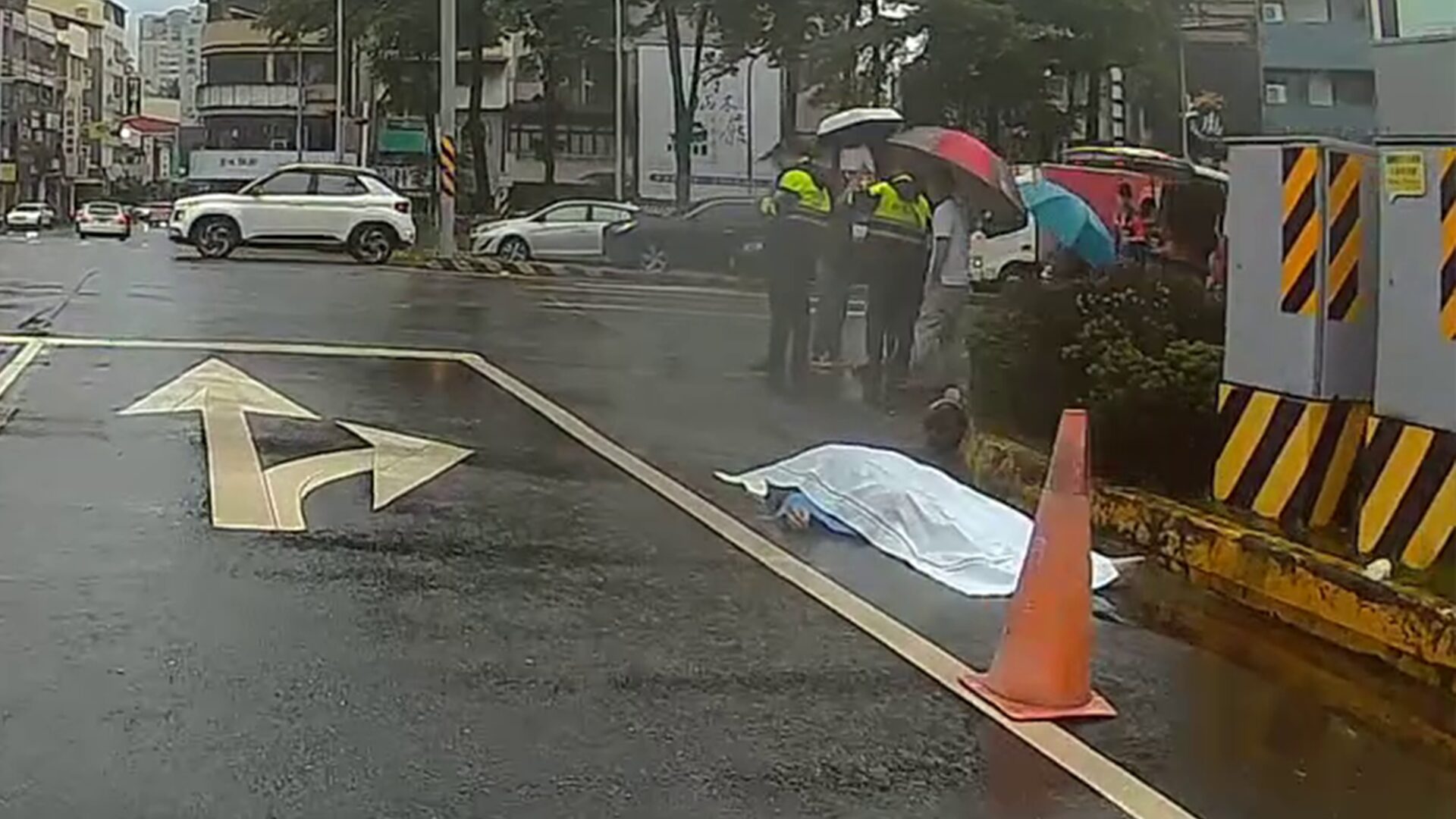▲台南西門圓環死亡車禍!騎士與汽車猛撞當場死亡(圖/翻攝自臉書 台南大小事)