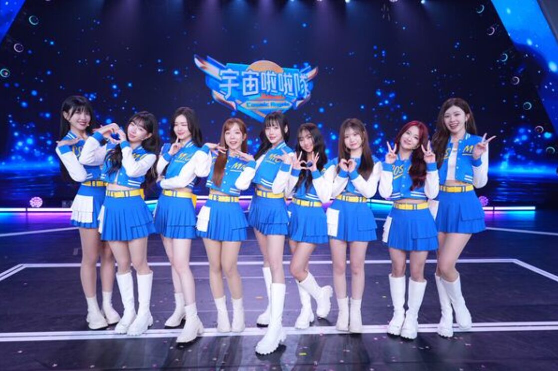 《宇宙啦啦隊》9人成團出道，艾莉兒（左起）、叩叩、魚肉、靚靚、海莉、Lydia、慢慢、妃妃、紀欣伶。（圖／緯來提供）