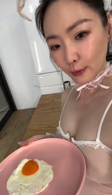 王俐人拍寫真,嘗試平常不會穿的服裝風格。(圖/翻攝王俐人IG)