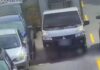 撞擊畫面曝光!桃園小貨車門沒關緊晃來晃去 K到路邊車燈