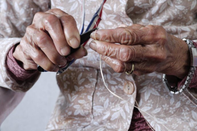 南澳泰雅工藝的苧麻線鉤織技法。(圖／駐館藝術家陳曉雯提供)