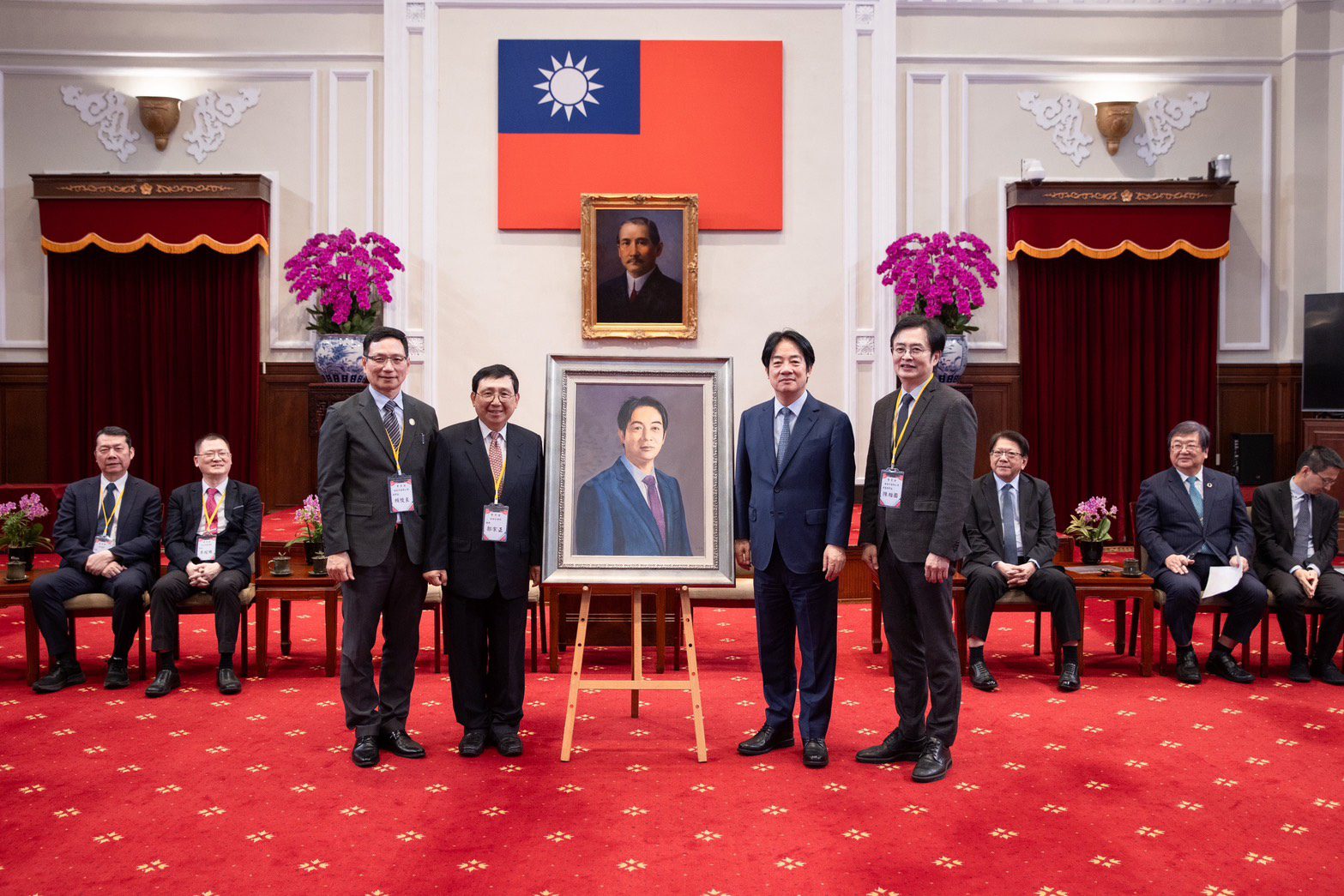 郭綜合總裁郭宗正獻畫賴清德總統 體現醫療與藝術融合
