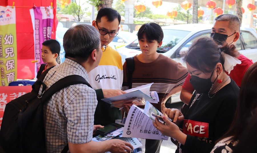 馬來西亞華人家長及學生熱烈詢問來台就讀聖母專校的相關資訊。（圖∕聖母專校提供）