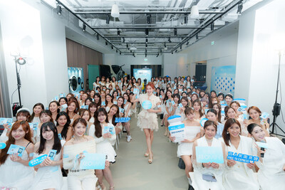 品牌大使陳凱琳率領百位女生見證純淨去皺力量，展現自信笑容