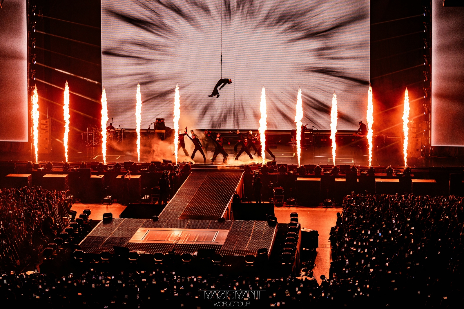 王嘉爾《MAGICMAN 2 WORLD TOUR 2025-2026 in Macau Presented by Galaxy Macau™》一連三晚震撼銀河綜藝館，吸引近35,000觀眾入場欣賞。