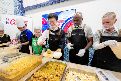 義工們周五在澳門扶康會寶翠中心舉行的公益周第三場社區活動──暖心午餐社區分享活動中，為社區弱勢社群分發午餐。