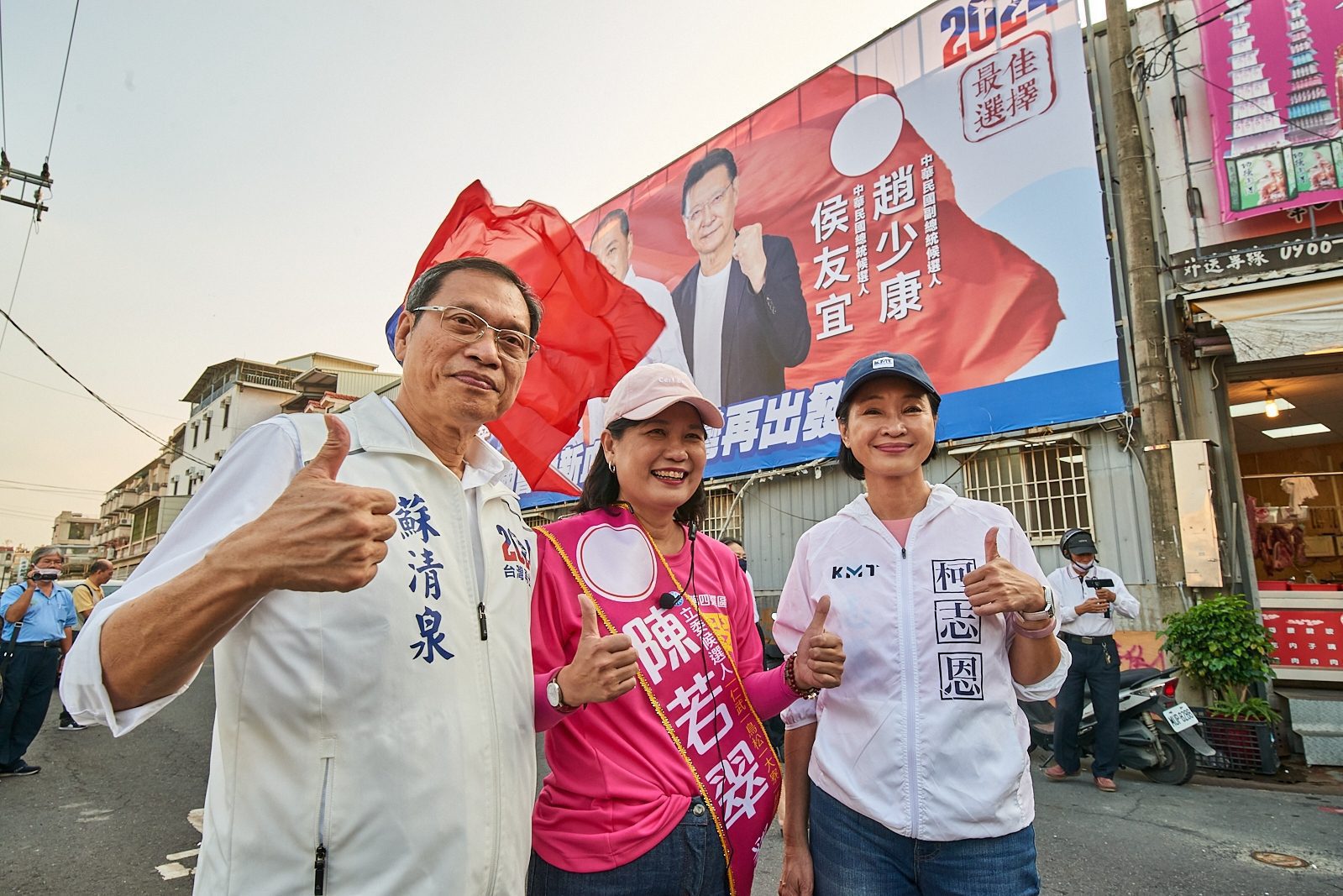 首長級的不分區立委陪同掃街   陳若翠：團結一心「下架民進黨」！