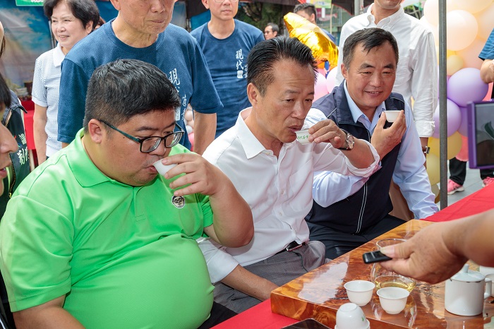縣長與民眾一起品茶。
