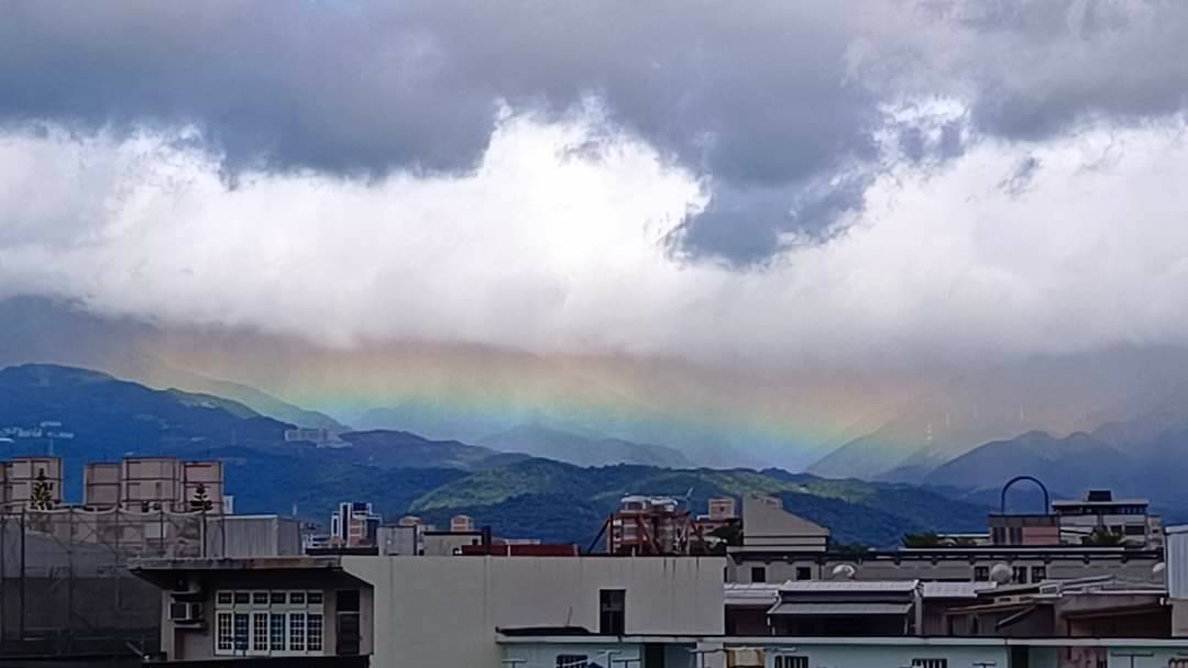 影音/鋒面通過天氣說變就變 宜蘭出現驚艷火彩虹