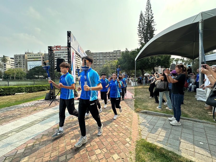 今年全大運聖火隊從台中公園湖心亭出發16日展開傳遞。(圖/記者林均和攝)