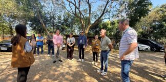 藝術家孊子小姐對前來參訪的德國金牌農村團，分享父親余燈銓落地生根的小故事，以及自己如何與社區合作從事大地藝術祭的創作。(圖/苗栗縣政府)