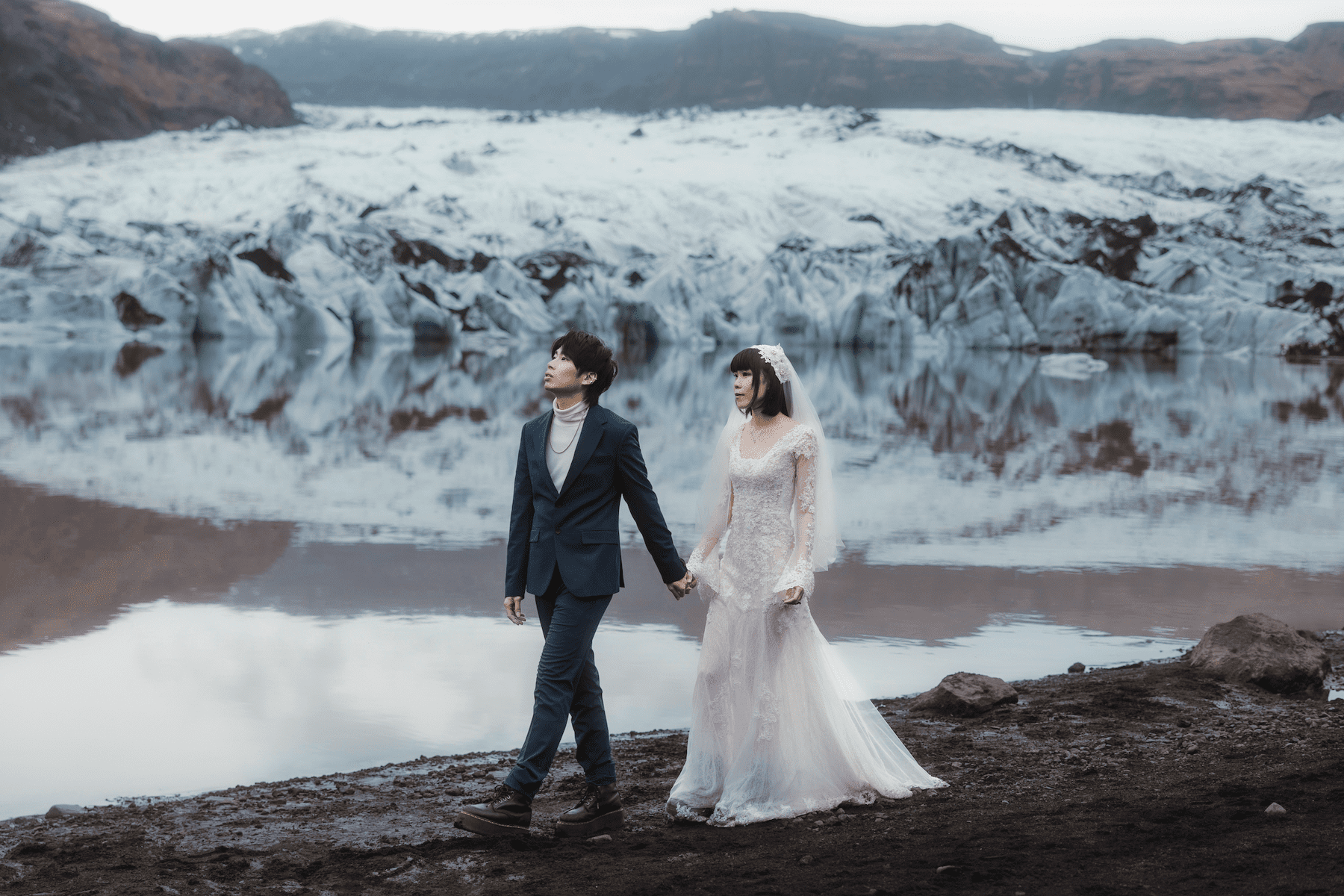 ▲情人終成眷屬！飛往冰島拍攝婚紗，零度寒冷氣候中走進冰川、瀑布、懸崖記錄唯美照片。(圖/好多音樂 提供)